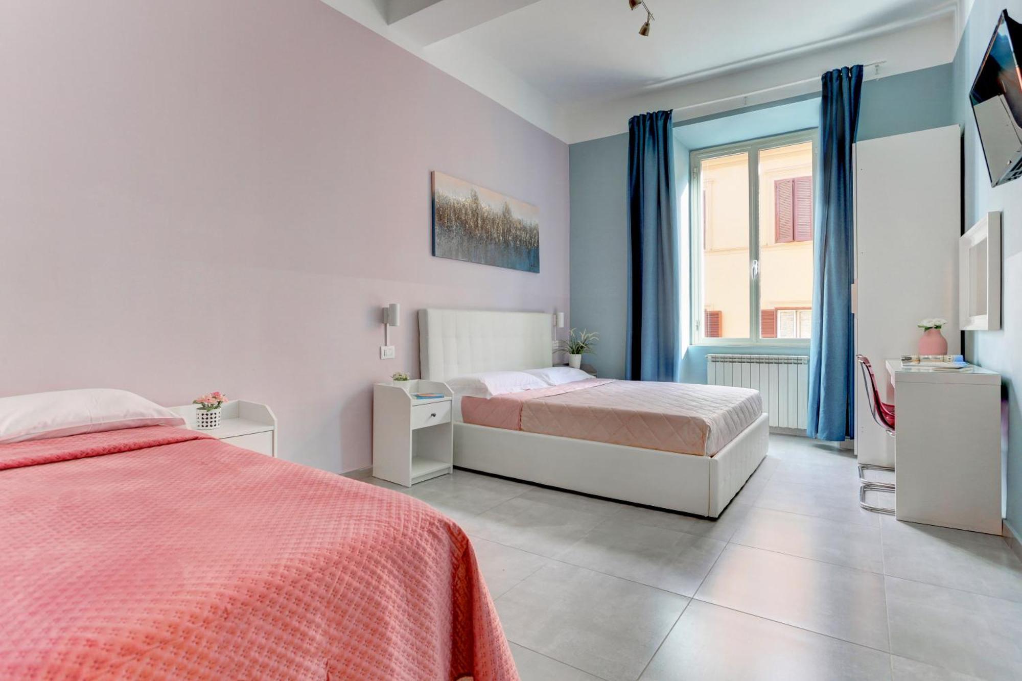 Deze driepersoonskamer heeft een gedeelde badkamer.