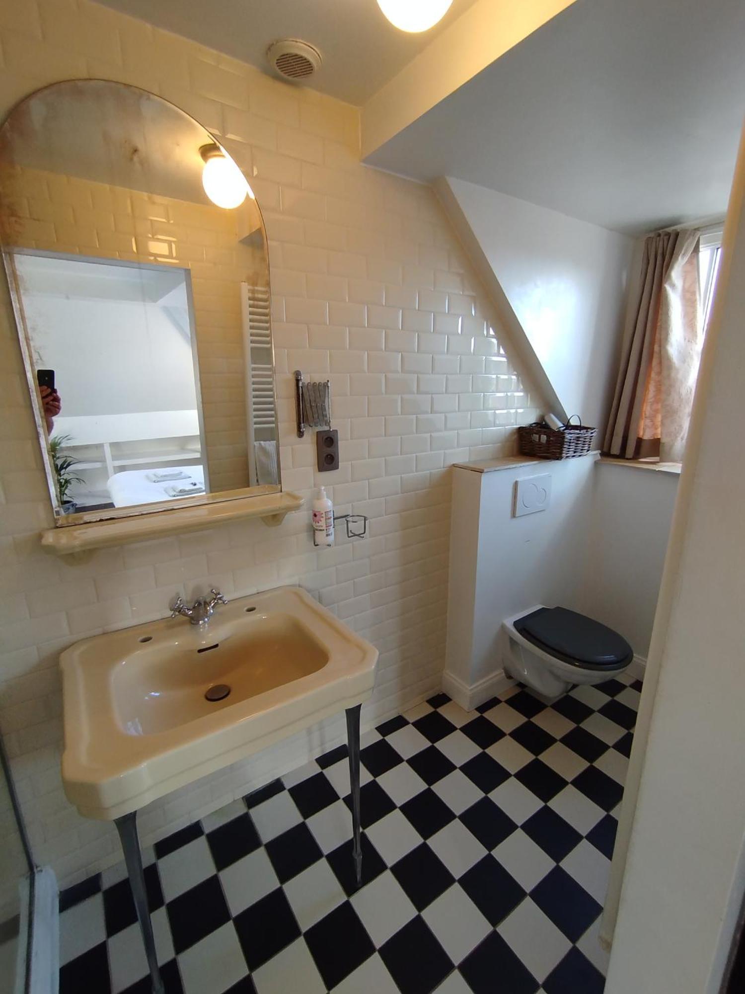 Queen Room,1699022513:JPEG