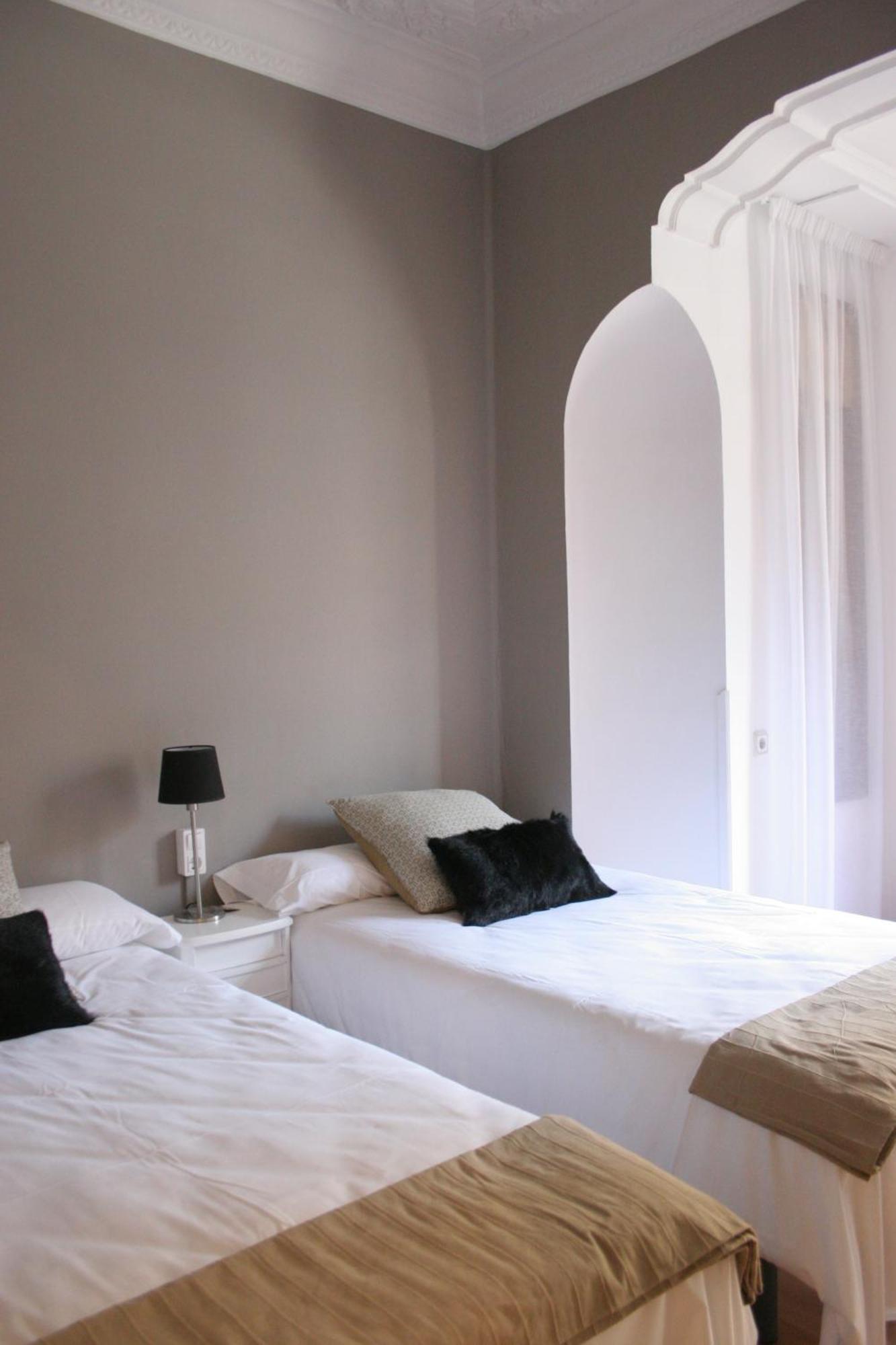 Tweepersoonskamer met 2 Aparte Bedden en Gedeelde Badkamer