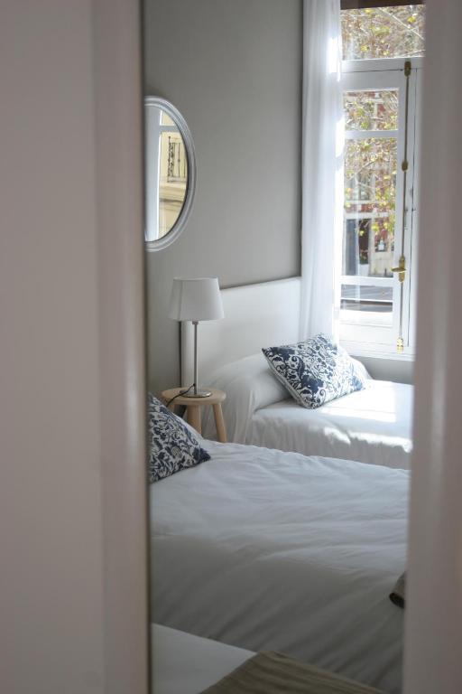 Grote Tweepersoonskamer met een Gedeelde Badkamer