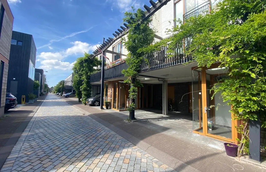 Private Studio, Patio Garden And Free Car Parking-1
