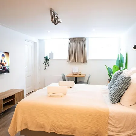 Nassau Canal Suites - In The Heart Of The City-2