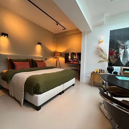 B&B Urban Oasis With Free Parking-3