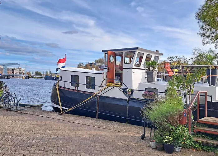 B&B Teddy Prachtig authentiek woonschip uit 1912, 15 minuten van Amsterdam Wormer